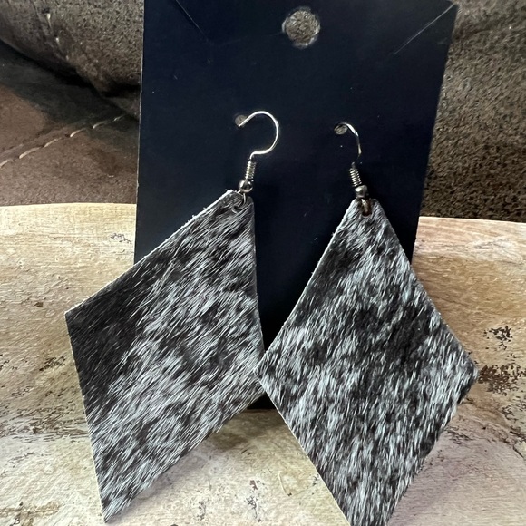 New Women’s Handmade Black and White‎ Faux Cowhide -Shaped Dangle Earrings - Picture 1 of 4